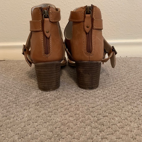 Kelsi Dagger Sandals - Picture 3 of 6